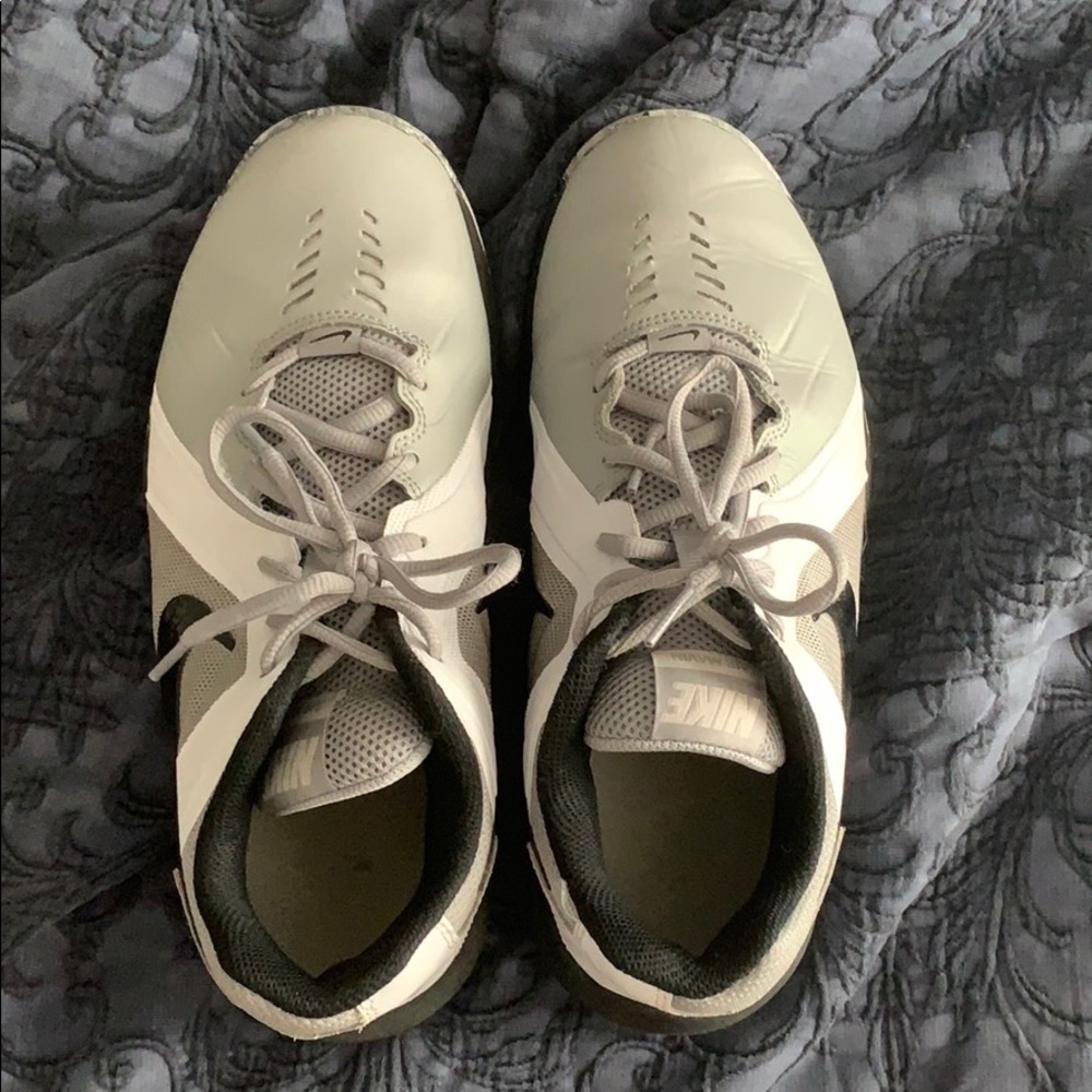 S W 7.5 basketball shoes